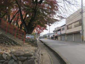 犬山成田山 大本山成田山名古屋別院大聖寺 「成田山参道 近道」の看板