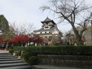 犬山城 岩坂門をくぐったところ 天守閣が見えます