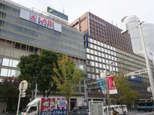 名鉄バスターミナルビル 名鉄百貨店メンズ館になっています
