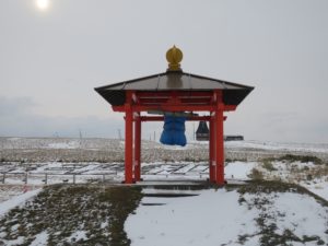 宗谷岬公園 世界平和の鐘 冬季はビニールで保護されていました
