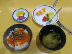 車屋 源氏 礼文コース いくらご飯と香の物、デザート