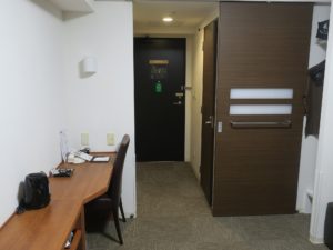 ホテルドーミーイン稚内 ダブルルーム 室内 窓から玄関方向を撮影