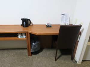 ホテルドーミーイン稚内 ダブルルーム デスク部分 引き出しはありません