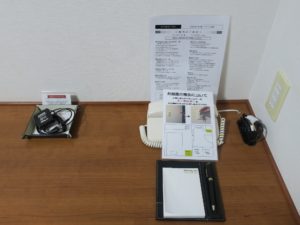 ホテルドーミーイン稚内 ダブルルーム デスク回り 電話とACコンセント、有線LAN、ケータイ・スマホ充電器があります