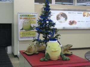 稚内空港 手荷物受取所 稚内のゆるキャラ、出汁之介がお出迎えします
