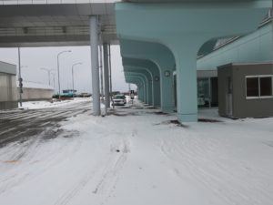 稚内空港 タクシー乗り場 向かって左側に駐車場があります