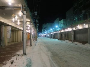 北海道稚内市 中央アーケード街 夜なのですべてのお店が閉店しています