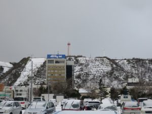 北海道稚内市 海岸通りの道 稚内公園が見えます
