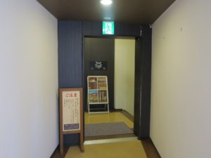 ハイランドリゾートホテルと、ふじやま温泉を結ぶ渡り廊下 ふじやま温泉側 ここで階段またはエレベーターを降りるとふじやま温泉の正面玄関です