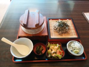 日替わり釜めしセット 冷たいお蕎麦付き 馬刺し 横浜天然温泉 SPA EASにて