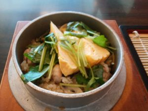 日替わり釜めしセット 今日の釜めしは鶏肉と牡蠣の釜めしでした 横浜天然温泉 SPA EASにて