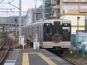 福島交通飯坂線 1000系 福島駅のホームに入線するところ