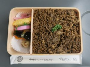 福島駅 牛肉どまん中 中身 正確には米沢駅の駅弁です