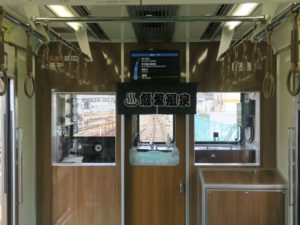 福島交通飯坂線 1000系 運転台 飯坂温泉ののれんがかかっています
