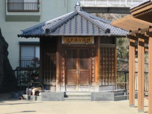 飯坂温泉 波来湯 分湯漕 建物の周りが足湯になっています