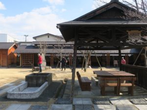 飯坂温泉 旧堀切邸 なぜか中に足湯があります