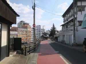 飯坂温泉 摺上川沿いを波来湯に向かって歩いているところ