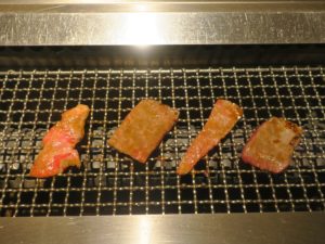 天然温泉 ザ・グランドスパ 南大門 一人焼き肉の状態 カルビとロース