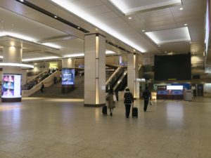 阪急神戸線 梅田駅 2階中央口への階段・エスカレータ