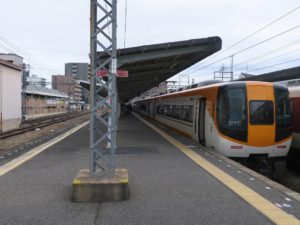 近鉄橿原線 橿原神宮前駅 1番線 橿原線の大和八木・郡山・大和西大寺方面と、京都線の新田辺・京都方面に行く列車が発着します