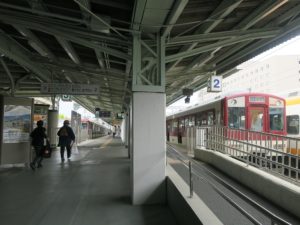 近鉄橿原線 橿原神宮前駅 1番線 橿原線の大和八木・郡山・大和西大寺方面と、京都線の新田辺・京都方面に行く列車が発着します