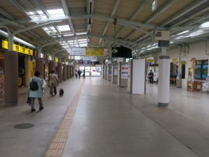 近鉄吉野線 橿原神宮前駅 改札内コンコース 手前が橿原線ホーム 奥が南大阪線・吉野線ホームです
