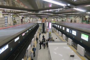 北大阪急行線 千里中央駅 ホーム 江坂と、 大阪メトロ御堂筋線の新大阪・梅田・本町・難波・動物園前・天王寺・中百舌鳥に行く列車が発着します