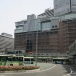 阪急宝塚線 梅田駅 外観 左が阪急梅田駅 正面が阪急百貨店うめだ本店です
