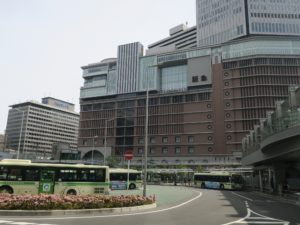阪急宝塚線 梅田駅 外観 左が阪急梅田駅 正面が阪急百貨店うめだ本店です