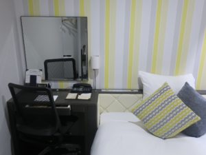 ホテルグランヴィア大阪 コンフォートシングルルーム デスク ベッドの脇にあります
