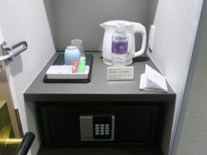 ホテルグランヴィア大阪 コンフォートシングルルーム 玄関脇 電気ケトルと貴重品ボックスがあります