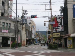 上三条町交差点 三条通りはここで道幅が狭くなります