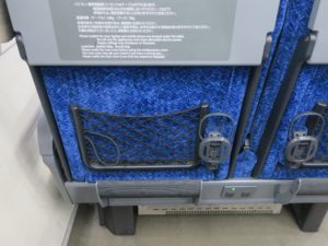 南海電鉄 特急サザン サザンプレミアム 特別席車両 シート下 ボトルフォルダーとACコンセントがあります