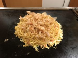 風月デラックス モダン焼き 片面を焼いているところ 鶴橋風月 スパワールド店にて