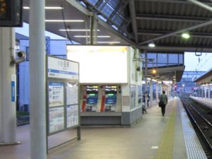 小田急小田原線 小田原駅 9番線・10番線の特急券自動券売機