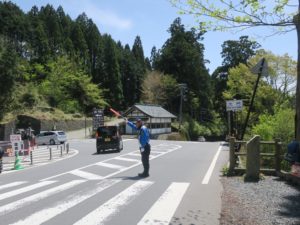 高野山 大門交差点 向かって左側に曲がると、高野山内の中心部に行けます