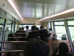 高野山ケーブルカー 車内 中は急階段になっています