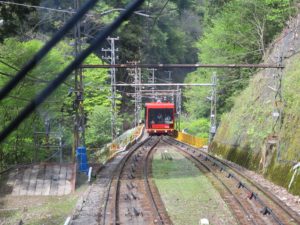 高野山ケーブルカー 中央付近 ここで2台のケーブルカーがすれ違います
