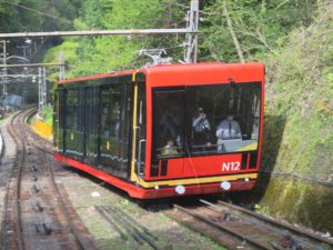 高野山ケーブルカー 4代目車両 中間地点で撮影