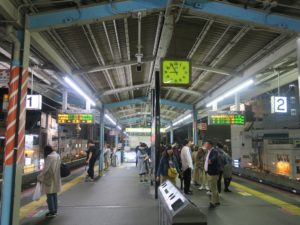 JR大阪環状線 福島駅 ホーム 1番線は主に西九条・弁天町・天王寺へ行く列車が発着します 2番線は主に大阪・京橋・鶴橋方面に行く列車が発着します