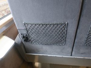 南海電鉄 10000系 特急サザン シート背面 カップホルダーがあります