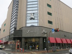 和歌山市 フォルテワジマ ぶらくり丁の入り口に建っています