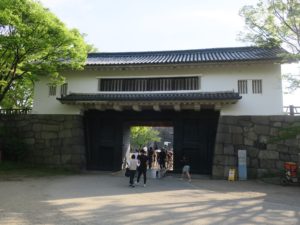 大阪城公園 青谷門 大阪城はこの先にあります
