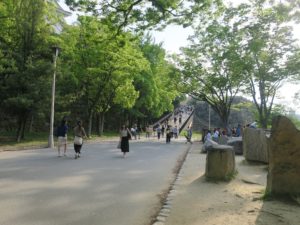 大阪城公園 極楽橋を渡ったところ 大阪城はこの先にあります