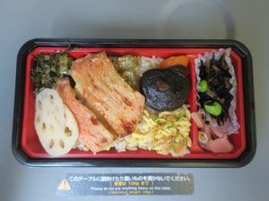 金目鯛西京焼弁当 中身 キンメダイの西京焼きがご飯の上にどーんと乗っています