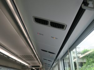 JR中央東線 E353系 特急富士回遊 頭上のランプとエアコン吹き出し口