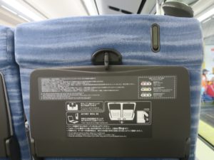 JR中央東線 E353系 特急あずさ シートバックテーブル 頭上のランプの説明が書いてあります