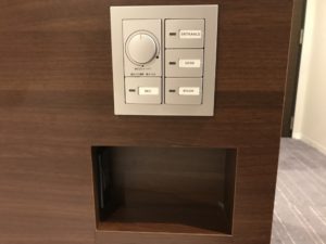 相鉄フレッサイン 東京六本木 ダブルルーム 枕元 スイッチ類とケータイ・スマホ充電用のコンセントがあります