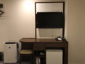 相鉄フレッサイン 東京六本木 ダブルルーム ベッドから撮影 テレビ・デスク・冷蔵庫・加湿空気清浄機があります