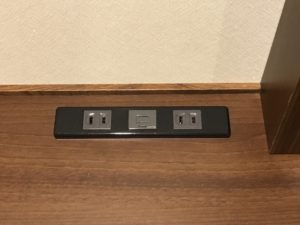 相鉄フレッサイン 東京六本木 ダブルルーム デスク コンセントが2つと有線インターネット接続用のLANポートがあります